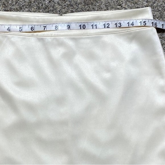 Forever 21 satin lined short pencil skirt w back zipper close.  Women's size 8 - Picture 7 of 9
